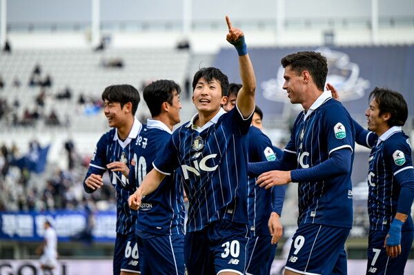 서울 이랜드 선수들이 환하게 웃고 있다. /구단 제공