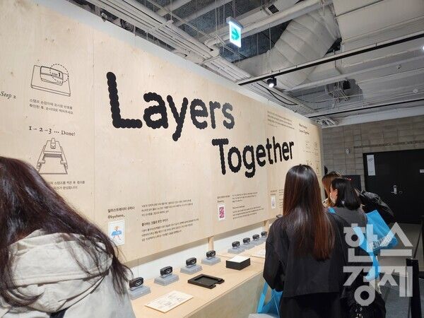  '레이어스 투게더' 체험존은 국내 일러스트레이터 5명의 작품을 관람객이 직접 스탬프를 찍으며 완성하도록 하는 프로그램이 마련됐다. / 사진=이수민 기자&nbsp;