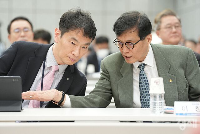 이복현 금융감독원장(왼쪽)과 이창용 한국은행 총재가 3일 오후 서울 중구 은행회관에서 '부동산 신용집중: 현황, 문제점 그리고 개선 방안'을 주제로 열린 한국은행-한국금융연구원 공동 정책 컨퍼런스에서 대화를 나누고 있다. /최대성 기자 dpdaesung@sporbiz.co.kr 2025.04.03.