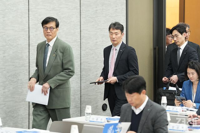 이창용 한국은행 총재와 이복현 금융감독원장이&nbsp;3일 오후 서울 중구 은행회관에서 열린 한국은행-한국금융연구원 공동 정책 컨퍼런스에 참석하고 있다. /최대성 기자 dpdaesung@sporbiz.co.kr 2025.04.03.