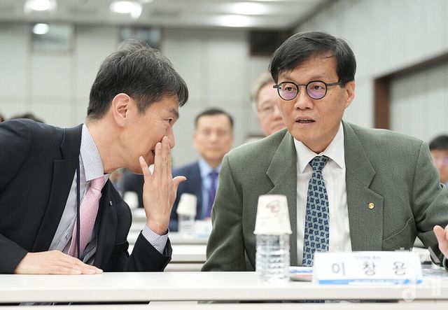 이복현 금융감독원장(왼쪽)과 이창용 한국은행 총재가 3일 오후 서울 중구 은행회관에서 '부동산 신용집중: 현황, 문제점 그리고 개선 방안'을 주제로 열린 한국은행-한국금융연구원 공동 정책 컨퍼런스에서 대화를 나누고 있다. /최대성 기자 dpdaesung@sporbiz.co.kr 2025.04.03.