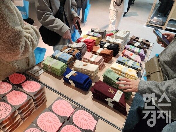 29CM '인벤타리오 2025 문구 페어'에 참여한 문구 브랜드 '웜그레이테일' 가판대에 여성 참관객들이 몰려있다. / 사진=이수민 기자&nbsp;