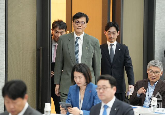 이창용 한국은행 총재와 이복현 금융감독원장이&nbsp;3일 오후 서울 중구 은행회관에서 열린 한국은행-한국금융연구원 공동 정책 컨퍼런스에 참석하고 있다. /최대성 기자 dpdaesung@sporbiz.co.kr 2025.04.03.