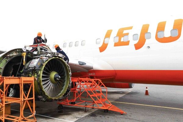 제주항공은 1일&nbsp;김포국제공항&nbsp;주기장에서 보잉&nbsp;737-800&nbsp;항공기의 엔진&nbsp;교체&nbsp;작업을&nbsp;실시했다. / 제주항공