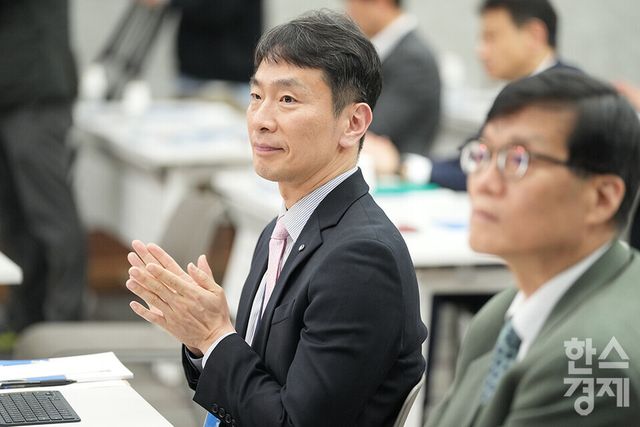 이복현 금융감독원장이 3일 오후 서울 중구 은행회관에서 '부동산 신용집중: 현황, 문제점 그리고 개선 방안'을 주제로 열린 한국은행-한국금융연구원 공동 정책 컨퍼런스에&nbsp; 참석하고 있다. /최대성 기자 dpdaesung@sporbiz.co.kr 2025.04.03.