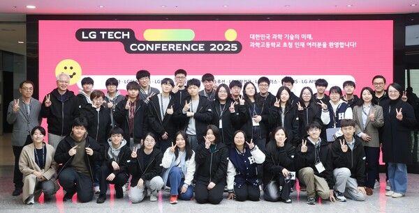 권봉석 ㈜LG 부회장(뒷줄 왼쪽에서 두 번째)이 3일 'LG 테크 콘퍼런스 2025'를 찾은 과학고 영재들과 기념 촬영을 하고 있다. / LG