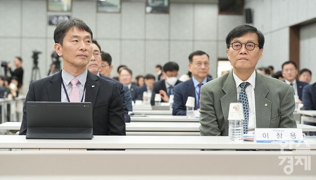 이복현 금융감독원장(왼쪽)과 이창용 한국은행 총재가 3일 오후 서울 중구 은행회관에서 '부동산 신용집중: 현황, 문제점 그리고 개선 방안'을 주제로 열린 한국은행-한국금융연구원 공동 정책 컨퍼런스에 참석하고 있다. /최대성 기자 dpdaesung@sporbiz.co.kr 2025.04.03.