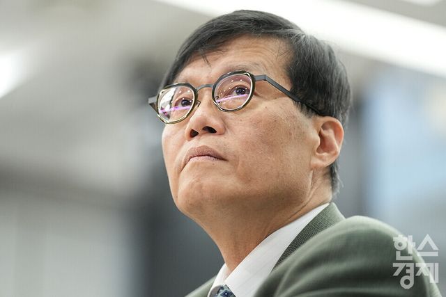 이창용 한국은행 총재가 3일 오후 서울 중구 은행회관에서 '부동산 신용집중: 현황, 문제점 그리고 개선 방안'을 주제로 열린 한국은행-한국금융연구원 공동 정책 컨퍼런스에 참석해 생각에 잠겨 있다. /최대성 기자 dpdaesung@sporbiz.co.kr 2025.04.03.