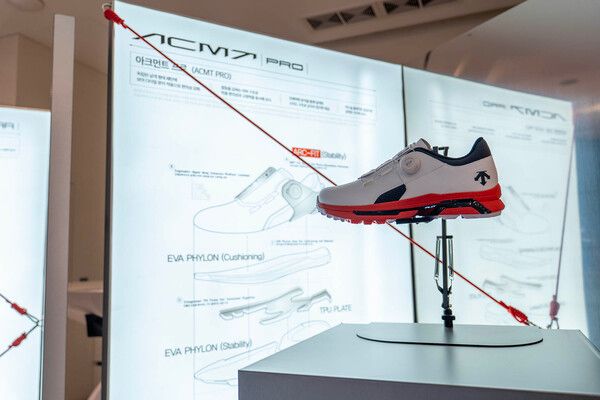 데상트골프 아크먼트 프로 골프화. /데상트골프 제공