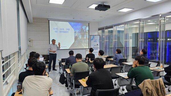 미소정보기술 관계자가 서울 가산동 코오롱베니트&nbsp;AI&nbsp;솔루션센터에서 자사&nbsp;AI&nbsp;솔루션 활용법을 안내하고 있다./코오롱베니트&nbsp;