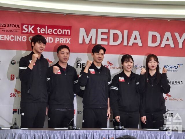 한국 펜싱 남녀 사브르 선수들이 파이팅을 외치고 있다. 왼쪽부터 순서대로 오상욱, 박상원, 구본길, 전하영, 최새빈. /박종민 기자