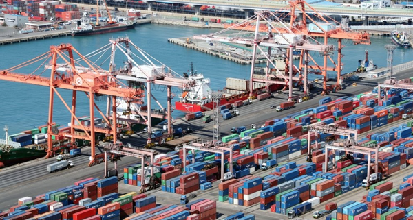 도널드 트럼프 미국 대통령의 ‘상호 관세’ 폭탄이 한국을 강타한 가운데 대통령 공백 상태에 놓인 한국이 향후 협상력 약화로 수출에 일부 타격이 불가피할 전망이다. / 연합뉴스&nbsp;