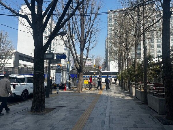 윤석열 대통령에 대한 헌법재판소의 탄핵심판 선고일인 4일 수도권 일부 역이&nbsp;무정차운행을 시행했으나 오후를 기점으로 정상 운행을 재개하고 있다.&nbsp; / 박정현 기자