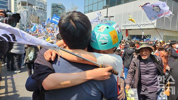 윤석열 대통령의 탄핵을 바라는 시민들과 시민사회 단체들이 4일 오전 서울 안국역 인근에서 열린 윤석열 대통령 탄핵 찬성 집회에서 윤 대통령의 탄핵심판 선고가 8:0 전원 일치로 인용 결론나자 환호하고 있다. /최대성 기자 dpdaesung@sporbiz.co.kr 2025.04.04.