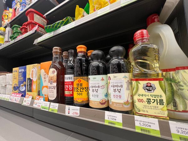 서울의 한 편의점에 진열된 식용유./연합뉴스.