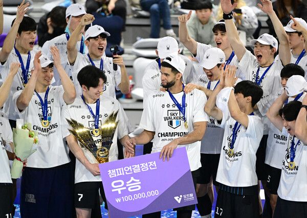 천안 현대캐피탈 스카이워커스 허수봉과 레오. /한국배구연맹 제공