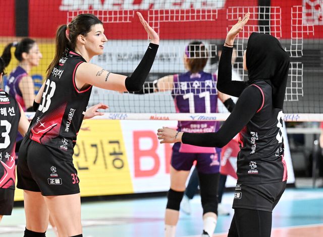 프로배구 V리그 여자부 정관장 부키리치(왼쪽)와 메가. /한국배구연맹 제공