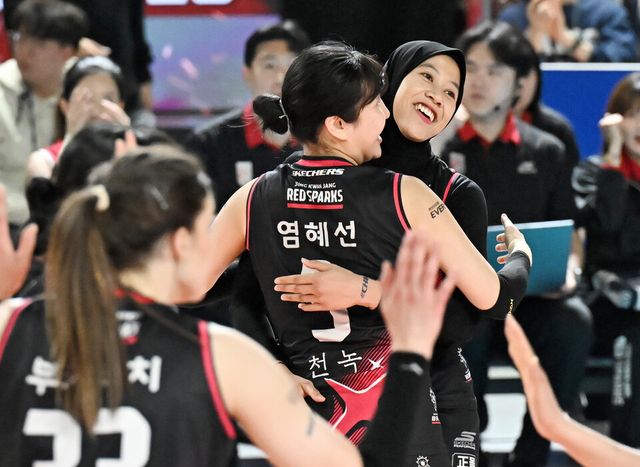 프로배구 V리그 여자부 정관장 염혜선과 메가. /한국배구연맹 제공