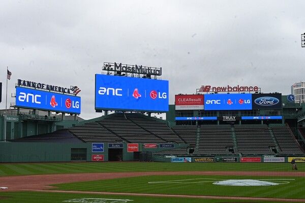 펜웨이 파크 곳곳에 LG전자의 LED 사이니지가 설치된 모습. / LG전자