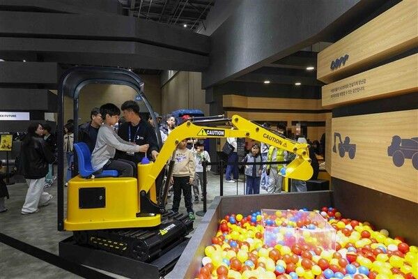 관람객들이 HD현대 굴착기 체험하고 있다./&nbsp;서울모빌리티쇼조직위원회