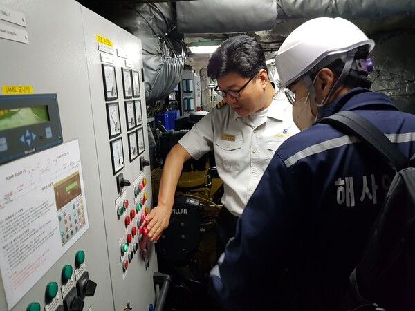 해양수산부와 한국해양교통안전공단 관계자가 지난해 실시된 연안여객선 합동 특별점검에서 선박 내 기관실의 배전반을 확인하고 있다./해양수산부