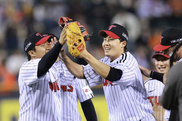 26일 서울 잠실야구장에서 열린 프로야구 2025 신한 SOL 뱅크 KBO리그 한화 이글스와 LG 트윈스의 경기가 4-0 LG의 승리로 끝난 뒤 9회초를 무실점으로 막아내며 생애 첫 완봉승을 기록한 LG 선발 투수 임찬규가 동료들과 기뻐하고 있다. /연합뉴스