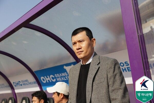 답답했던 분위기를 털기 위해 삭발 투혼까지 벌인 정경호 강원FC 감독. /한국프로축구연맹 제공