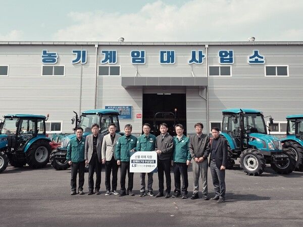 지난 4일 LS엠트론 산불 피해 농가 무상 임대 트랙터 전달식에 이충원 경북도의원(왼쪽 다섯번째)과 김주령 경북도청 농축산유통국장(오른쪽 세번째), 장승연 의성군농업기술센터소장(왼쪽 네번째)이 참석했다./LS엠트론