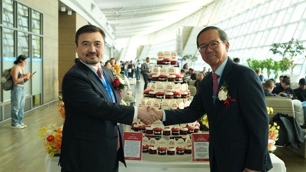 이스타항공 인천-알마티&nbsp;취항식&nbsp;행사에서&nbsp;조중석&nbsp;이스타항공&nbsp;대표(오른쪽)와&nbsp;누르갈리&nbsp;아르스타노프 주한&nbsp;카자흐스탄&nbsp;대사(왼쪽)가&nbsp;악수를&nbsp;하며&nbsp;기념&nbsp;촬영을&nbsp;하고&nbsp;있다. / 이스타항공