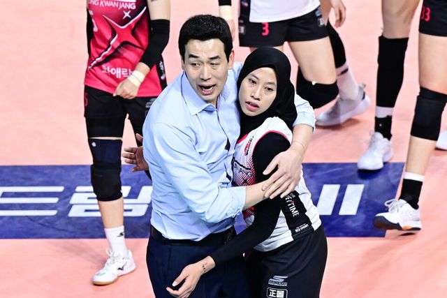 &nbsp;프로배구 V리그 여자부 정관장 고희진 감독(왼쪽). /한국배구연맹 제공