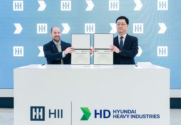 주원호 HD현대중공업&nbsp;특수선사업대표(오른쪽)와 잉걸스 조선소 브라이언 블란쳇 사장이 미국 워싱턴에서 열린&nbsp;‘해양항공우주전시회(Sea Air Space 2025)’ 헌팅턴 잉걸스 전시관에서 ‘선박 건조 생산성 향상 및 첨단 조선 기술 협력을 위한 양해각서’를 체결했다./HD현대