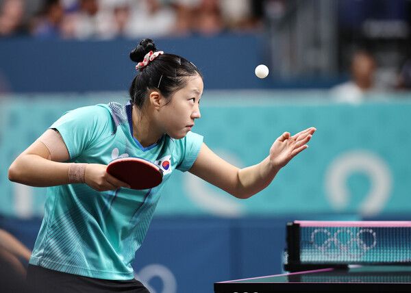 프랑스 파리 사우스파리 아레나에서 열린 2024 파리올림픽 탁구 여자 단식 32강전에서 한국 신유빈이 헝가리 게오르기나 포타를 상대하고 있다. /연합뉴스