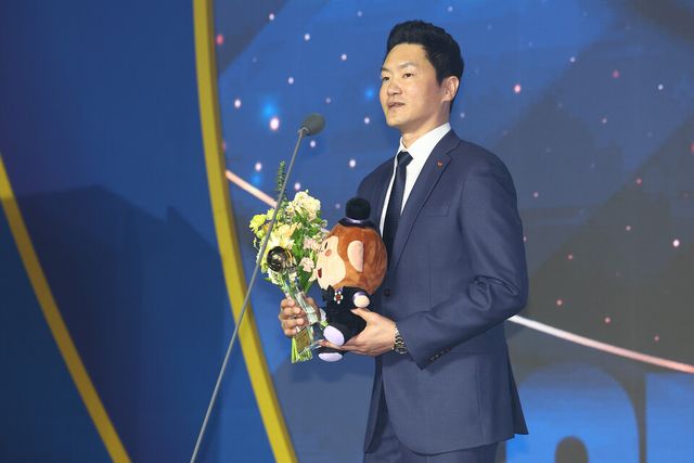 9일 오후 서울 강남구 그랜드 인터컨티넨탈 서울 파르나스에서 열린 2024-2025 KCC 프로농구 시상식에서 감독상을 수상한 서울 SK 전희철 감독이 수상 소감을 밝히고 있다. /연합뉴스