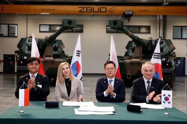 손재일 한화에어로스페이스 대표(왼쪽 세번째)와 보이치에흐 케지에라 HSW 대표(왼쪽 네번째)가 지난 7일(현지시간) 폴란드 스탈로바 볼라 소재의 HSW 본사에서 폴란드 자주포인 크라프 차체에 들어가는 4026억원 규모의 구성품 공급 계약을 맺고 기념 촬영을 하고 있다./한화에어로스페이스