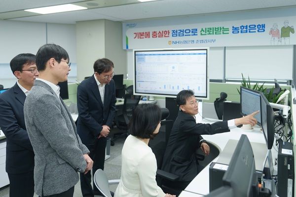 NH농협은행이 내부통제 고도화를 통해 금융사고 제로화를 추진하고 있다. 강태영 농협은행장이 서울시 중구 소재 농협은행 광화문금융센터에서 시재검사를 하고 있는 모습. /NH농협은행 제공