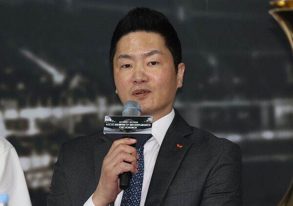 서울 SK 나이츠 전희철 감독이 1일 서울 강남구 KBL센터에서 열린 '2024-2025 KCC 프로농구 챔피언결정전 미디어데이'에서 출사표를 밝히고 있다. /연합뉴스