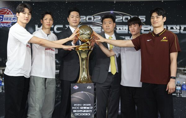 1일 서울 강남구 KBL센터에서 열린 '2024-2025 KCC 프로농구 챔피언결정전 미디어데이'에서 서울 SK 나이츠와 창원 LG 세이커스 감독, 선수들이 기념촬영을 하고 있다. 왼쪽부터 서울 SK 안영준, 김선형, 전희철 감독, 창원 LG 조상현 감독, 양준석, 유기상. /연합뉴스