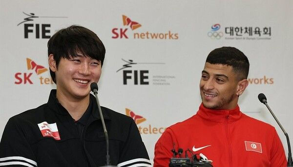 오상욱이 지난달 30일 서울 송파구 올림픽파크텔에서 열린 2025 서울 SK텔레콤 국제그랑프리선수권 미디어데이에서 미소를 짓고 있다. 오른쪽은 파레스 페르자니. /연합뉴스