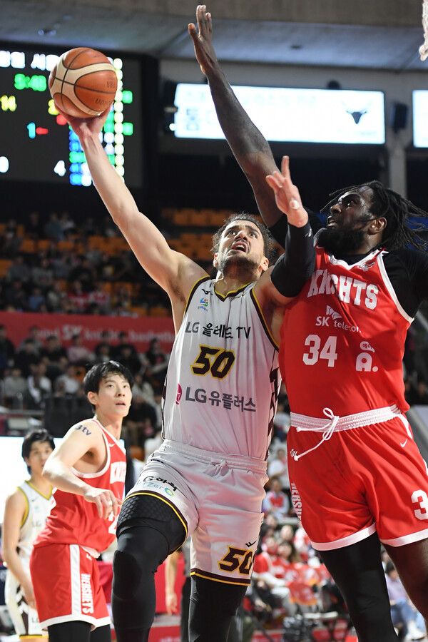 프로농구 창원 LG 세이커스 아셈 마레이(왼쪽)와 서울 SK 나이츠 자밀 워니. /KBL 제공