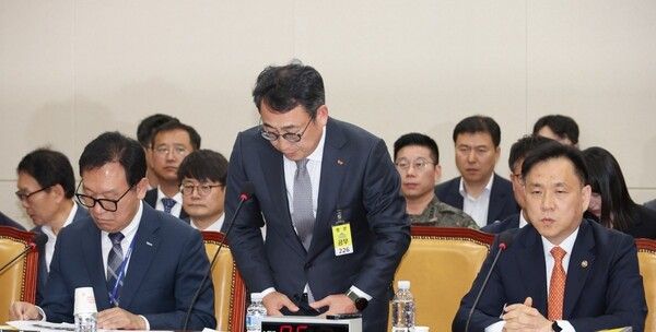 유영상 SK텔레콤 대표이사가 30일 국회 과학기술정보방송통신위원회의에서 열린 방송통신 분야 청문회에서 유심 해킹 사태에 대해 사과하고 있다.&nbsp; / 연합