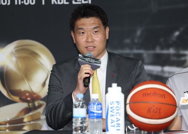 창원 LG 세이커스 조상현 감독이 1일 서울 강남구 KBL센터에서 열린 '2024-2025 KCC 프로농구 챔피언결정전 미디어데이'에서 출사표를 밝히고 있다. /연합뉴스