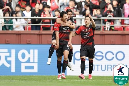이호재 등 포항 스틸러스 선수들이 기뻐하고 있다. /한국프로축구연맹 제공