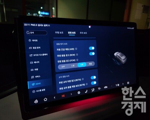 BYD 아토3 디스플레이 조작 모습/ 최창민 기자