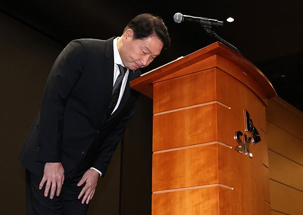 최태원 SK그룹 회장이 7일 서울 중구 SKT타워에서 열린 유심 정보 유출 관련 일일 브리핑에 참석, SK텔레콤에서 일어난 해킹 피해에 대해 대국민 사과를 한 뒤 인사하고 있다. / 연합뉴스&nbsp;