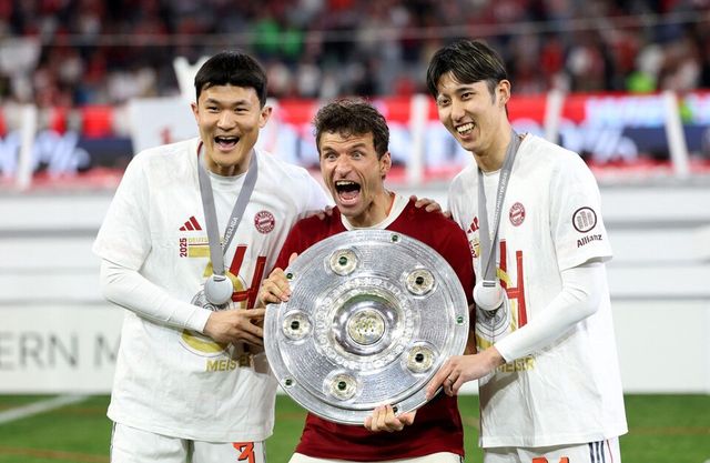 김민재가 토마스 뮐러, 이토 히로키와 함께 기념촬영을 하고 있다. /연합뉴스