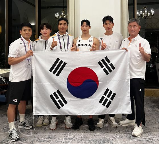 한국 신기록을 세운 육상 남자 릴레이팀. 왼쪽부터 하경수 코치, 서민준, 나마디조엘진, 이재성, 고승환, 최인해 단장/대한육상연맹 제공