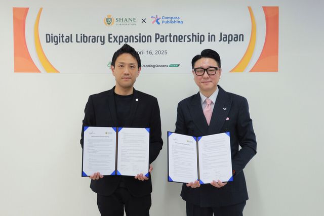 서종윤 웅진컴퍼스 대표(오른쪽)과 유야 이시타니 쉐인코퍼레이션 대표가 업무협약 체결식에서 기념 촬영을 하고 있다./웅진컴퍼스