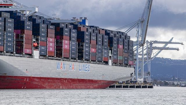 컨테이너 터미널에 입항하는 완하이라인 소속 컨테이너선./로이드리스트