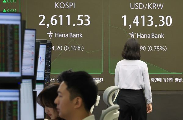 13일 서울 중구 하나은행 본점 딜링룸에서 직원들이 증시 및&nbsp;환율을 지켜보고 있다/사진=연합뉴스
