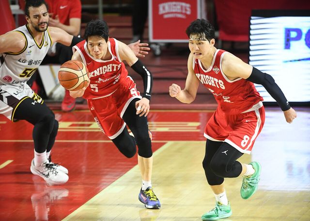 프로농구 서울&nbsp;SK는 13일 잠실학생체육관에서 열린 2024-2025 KCC 프로농구 챔피언결정(7전4승제) 5차전 창원 LG와 홈 경기서&nbsp;86-56 승리를 거뒀다. 